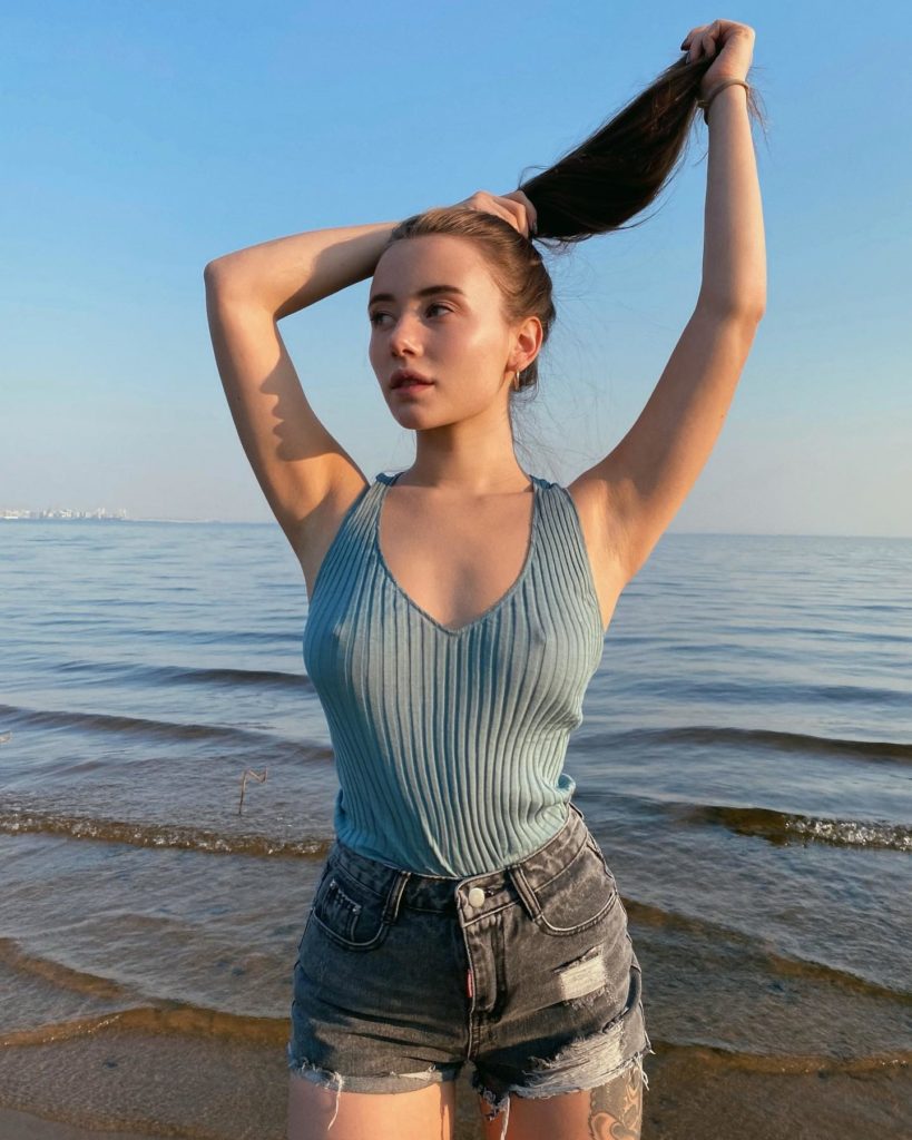 Arilaviee ดาราคนสวย หนังผู้ใหญ่ สาวรัสเซีย ไซส์มินิ ดีกรีความฮอต ดุเดือด พร้อมแผดเผา - ติดตามแวด